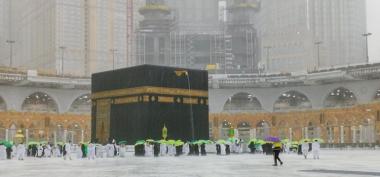 Hujan Es di Masjidil Haram, Jemaah Tetap Salat dan Thawaf
