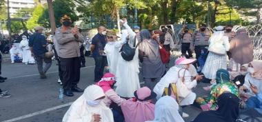Dibubarkan Polisi, Massa Reuni 212 Bersholawat di Kawasan Berikade: Semangat Umat Tak Bisa Dibendung